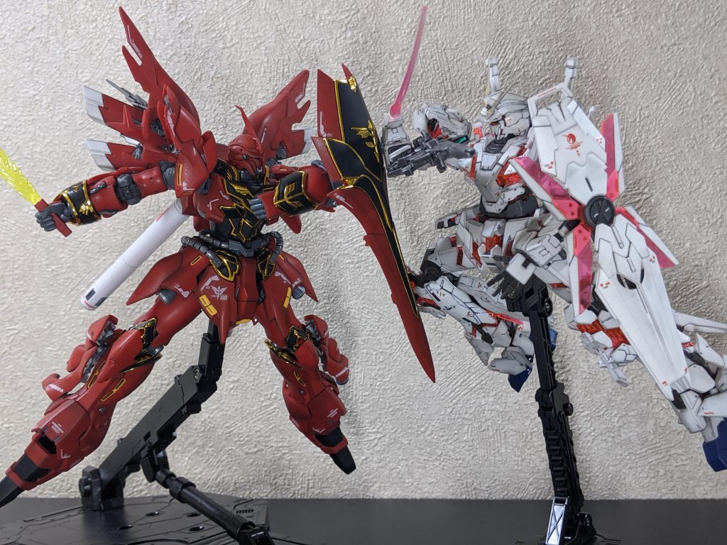 前回投稿したユニコーンガンダムと並べて撮影しました。これをやりたかったんです。