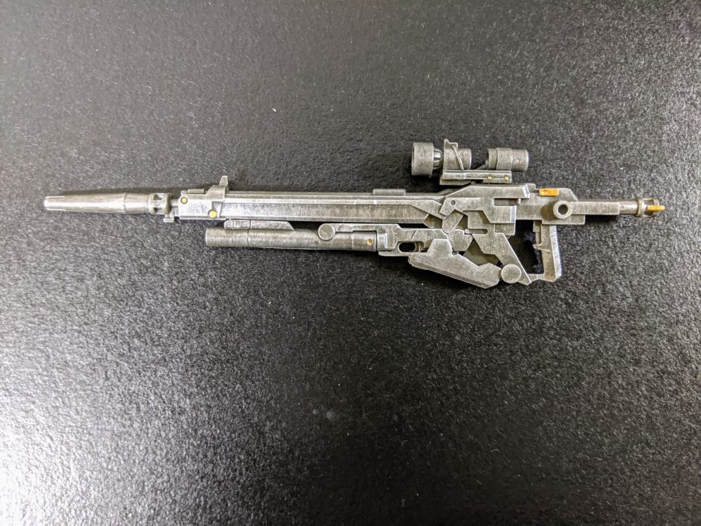 ビームライフルはドライブラシ、ゴールドで塗装しています。