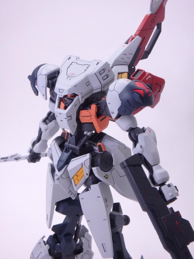 頭のメインカメラは3本線の3個から、1本にした。