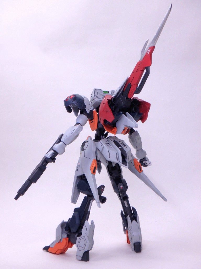 リア
ユーゴーのヘキサ・フレームを元にルプスの装甲を移植した。また、バルバトスの新機体の機動力向上を想定し、ルプスのサイドスラスターやバックパックにバーニアを追加し、理論上新機体(のちのルプスレクス)と同程度の機動力を持たせた。(しかし、その機動力はヘキサ・フレームには耐え難く、長期では使用出来ない仕様だった。)
時折、データどりの為に三日月に載ってもらっていたが、今まで見たことのない速さの機動だったため、技師達の間で「一閃」と呼ばれ、通称となった。