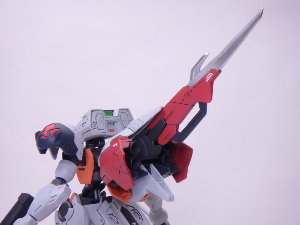 バックパックには、ハシュマルから移植して製作した新武装テイルブレードを搭載している。カラーリングはハシュマルの尻尾を踏襲している。