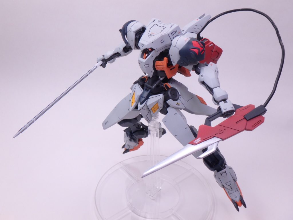 技師達は上手く操れるのかを懸念し、テイルブレードに取っ手をつけ、いざとなれば手でもコントロール出来るようにしたが、三日月には全く必要がなかった。そのため、軽さを求め、新機体(ルプスレクス)では取っ手を無くした。