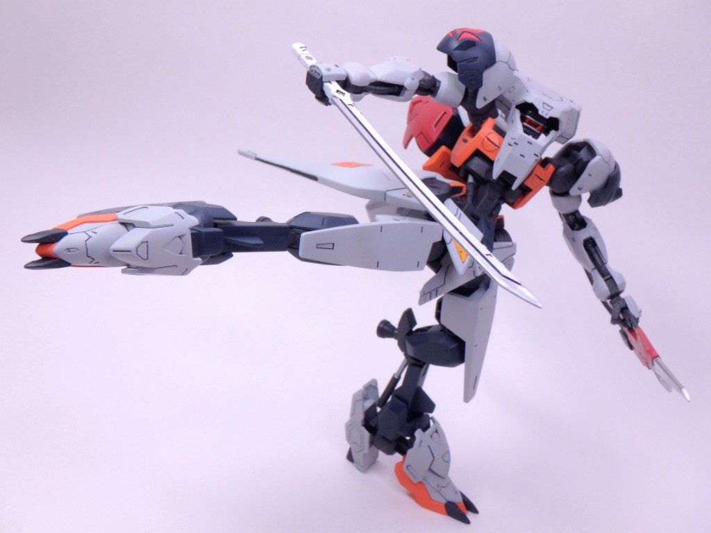 蹴りポーズ
三日月が載ったあと、雪之丞に様子を聞かれた。
ミカ「なんか違和感があるな。特に足が。」
雪之丞「そりゃーあれだ、このフレームは逆間接だからだ。」
機体を眺めるミカ「あー、そうだったんだ。バルバトスの方がしっくりするんだよなぁ……。」
雪之丞「まぁ、俺はメカっぽくてロマンを感じて好きだがな!」
ミカ「ふーん、そういうもんなんだ。まぁなんか面白かったけどね。」