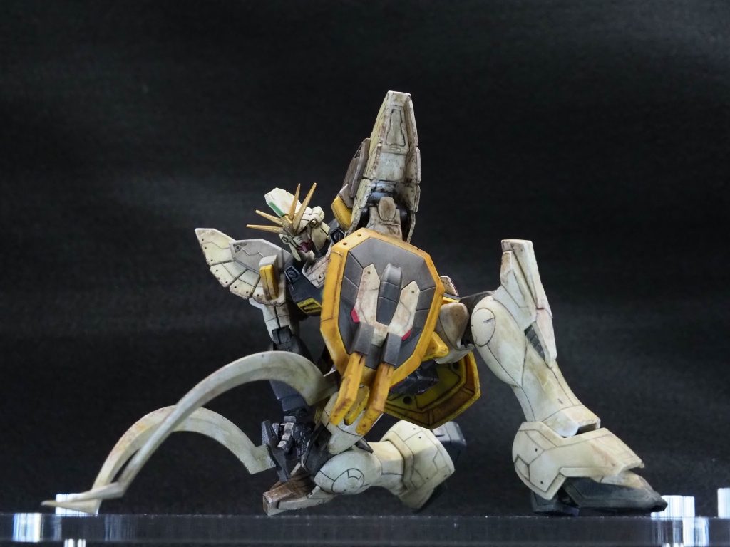 アニメでも良く出てきた
ヒートショーテルを振り下ろした所です。
腰回りの可動でかなり前屈でき、
股関節のスライド機構もあるので
こういうポーズも難なく決まる
良いキットですね〜