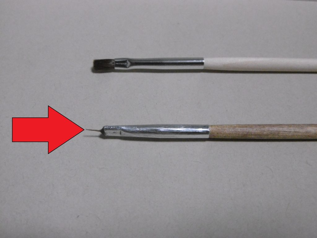 上：未使用新品
下：今回塗装時　　※両方とも同じ種類の筆

*毛先どこいった。*塗料でカチカチにまとまっているのではなく、明らかに毛量が足りていません。毛根が死滅してる…
筆塗装の際には「一度使い始めた筆は途中で壊れても塗れなくなるまで使いきれ」という謎ルールを設定しているのですが、割と序盤からこんな状態になってました。面積の広い焼鉄色もこの針みたいな毛先で。魂は込められたんじゃないかなと。
約１年半も使い続ければこうなるんでしょうかねー。この筆に代わる前の筆は先端が壊れて目玉クリップ持ちで塗りましたけど。

いつどこで毛先が消えたのかは分かりませんが、１つ確実に言えるのは「筆も消耗品」ですので、こうなる前に交換や予備の入手はお早めに。