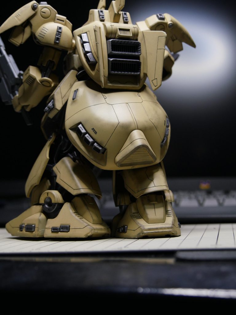 後ろから。スミ入れのふき取り失敗からのウェザリング誤魔化し。