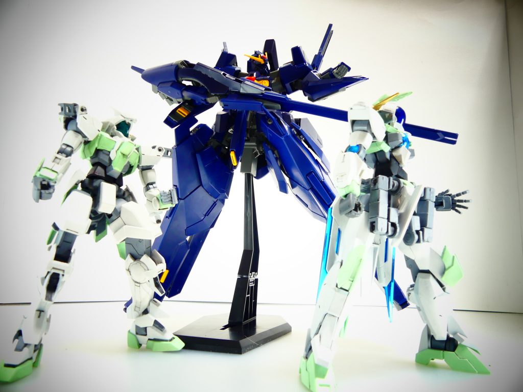 第84改「ブレイク&ビルド」壊したものは、また作れ!~アルザスのリアルの自宅~全世界を襲った謎の通信障害。それによるGBN消滅は、ゲーマス達の努力でなんとか回避された。ひとまずは安心ね。あたしも、「謎の送り主不明武装」の出所を聞いて・・・ELダイバー。GBNならありえない話じゃないけど、まさかのそこからか。所在は、ゲーマスからの吉報を待つしか無いか・・・エルドラとGBN。原理は不明だけど、とにかくそれらは何かしらの形で繋がっている。管理側情報だから守秘義務はあるけれど、そこで戦っているダイバーは4人(内1人ELダイバー)。ヴァルキランダーを使うあの子も・・・か。さらに、以前から植物状態のシドー・マサキ・・・シドもあそこにいるらしき展開・・・もし、GBNと現実世界が直接リンクするっていう証拠が完全につかめたら・・・それこそワイドショーのたたき台になっちゃうじゃない?最悪、今度こそ本当にGBNは消滅よ。運営はなんとかして、感づかれないようにやっていくしかないって事。彼らに力を貸すわけにはいかないって事・・・・・・で、思っちゃった。シュナイデは、確実に突っかかってくるわよね。あたしはキルシュに、出所不明の武装を託した。たぶん、今度は・・・「あの武装がこの通信障害を引き起こしたのだ」とか勝手に言ってくるでしょ?GBNは、「戦う」事で自分の思いを貫く。バトルには、絶対になる。・・・ダイバーランクは向こうが上だ。ヴィンテージは当然直す予定だけれど、それだけで勝てる相手・・・・・・ばらばらにしちゃったな。ヘイズルその他。かんしゃく起こしちゃったんだっけ・・・よし、これで行ってみるか。エルドラの民の「思い」、ヒロト達の「思い」を正しく使える、あたしの最強最後のガンプラ・・・・・・「ロゼの王」、マテウス・・・!