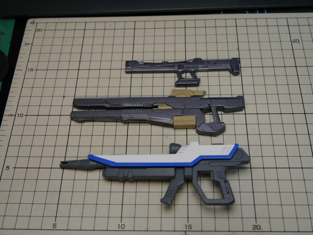 大型のビームキャノンは3Dプリンタで作りました。内部の肉抜きをしていないので重くて腕で支えきれません。塗装しやすいようにパーツをもっと分割しておけばよかった等々反省点だらけです。

上から標準装備のビームライフル、自作キャノン、1/60フリーダムのビームライフル

※武器の3Dモデルの元は”月面平城京”さんのVR Chat用”ArmoredPack02”です。ジ・Ｏの腕に合うように修正し、サーフェイスデーターからチマチマとソリッドデータを作りました。3DプリントはDMM.COMのプリントサービスを利用しています。