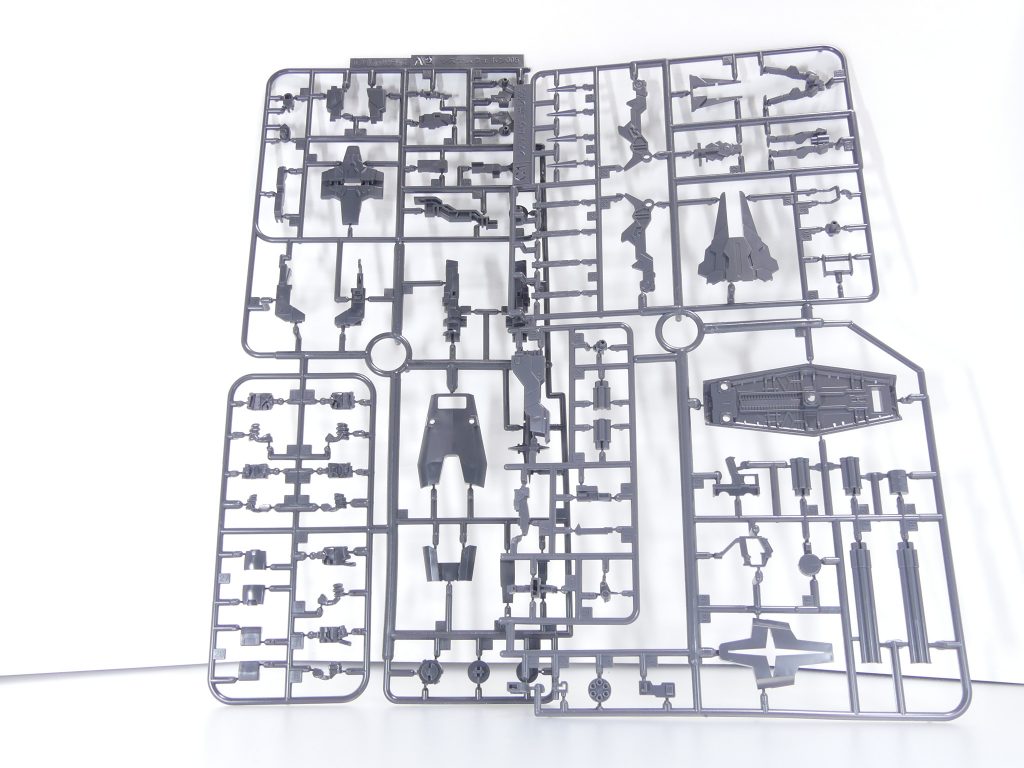 システムウェポンも全体の半分まで出揃いました(オリジナルは010まで存在)。このあたりのキットは、オリジナルではさらに001についていた武装ラックも付属していたり。と言うことで005です。ざっくり言ってしまうと「連邦系の武装二種」。ランナーは黒・グレーの二色。手首パーツは004・006以外と同様のもの。