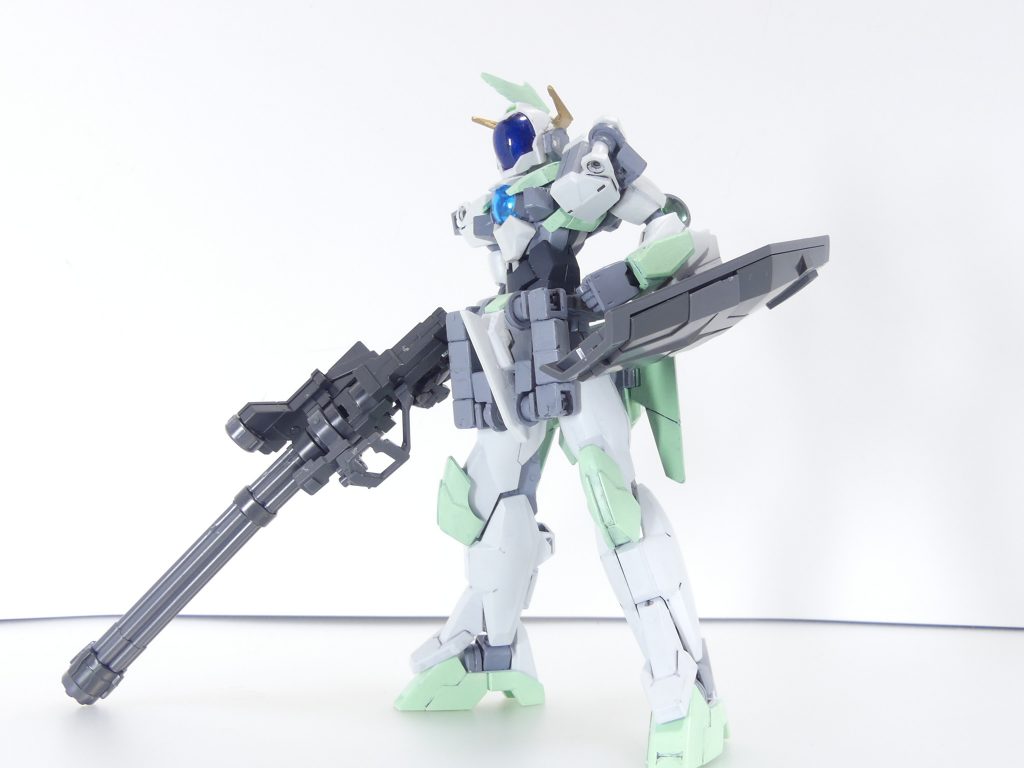 第81改「アルザスの武装講座:ガトリングガン」ガトリングガンは、こう使う。~バー・「アルケミスト」。たまたまやってきたクジョウ・キョウヤに~・・・でね、クジョウ。あたし、今度「G-Tube」やんなきゃいけなくなったのよ。「ガンプラの武装、その種別について講座せよ」と。運営の方針で。あたしが手空きだからって・・・ま、それはいいんだけど。あたし、動画とか解説についてはあんまり才能ないって思ってるから、今度あなたも含めた酒飲み友達全員に添削を頼みたいんだけれど・・・できる?・・・OK。ありがと。やっぱ、心が広くて助かるわ。で、今回はガトリングガン。でかいのから小さいのまで、これまでいろんな奴をテストしてきたけど・・・基本は実弾武器。ビームを発射するのとか、双方のハイブリッドのものとかもあるわね。銃身が回転して、細切れになった弾を撃ち出すの。通常のライフルに比べると一発一発の威力は劣るけど、その分連射力と制圧力に優れていて・・・どちらかと言えば白兵戦向け。突撃してくる敵ガンプラには特に効果的ね。弾幕を張ることで相手のスピードを殺すことができる。そこから、自分の有利な攻撃に持ち込めるわ。・・・って感じ。いいかしら、こんな感じで。「好きなようにやってみるといいよ」って・・・ほんとは放任主義なのかしら、あなた。ま、あたしが何年も武装のテストばかりしてきたことは、あなたが一番よく知ってるけど・・・