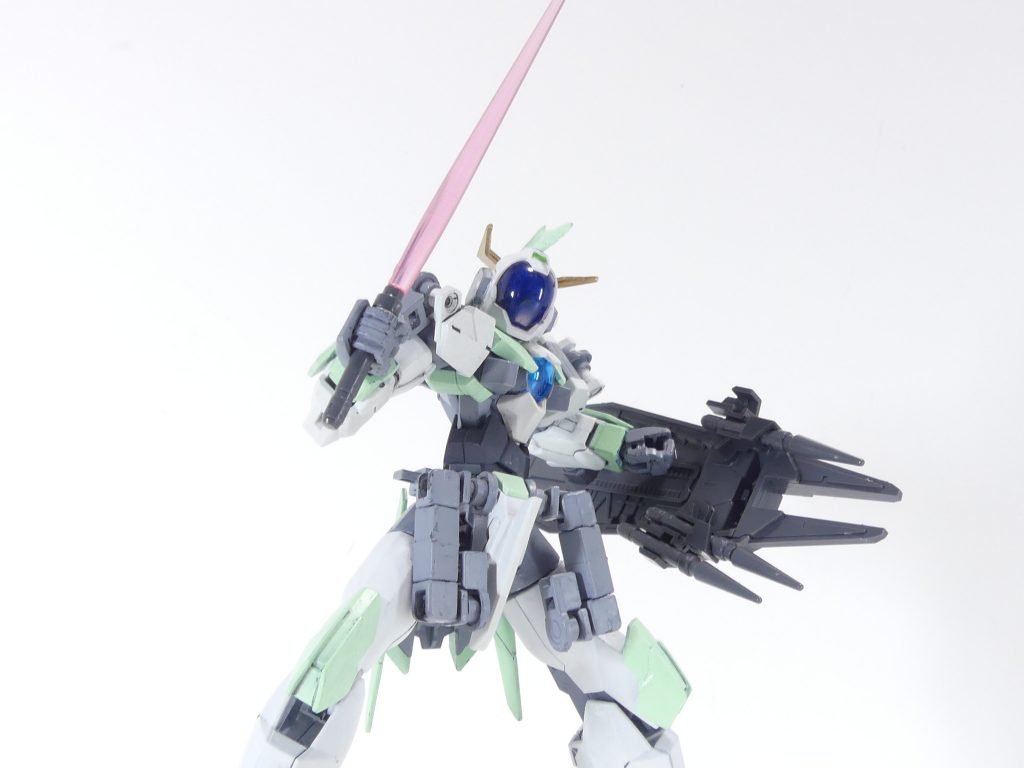 ニードルタイプ。ニードルは4本、それぞれビーム・サーベルに切り替え可能(写真のように手持ちでも可能)・・・なのですが、どのサーベル刃が一番あうのかいまいち解っていません。「昨今の一般的ビーム・サーベル刃」だと合わない感じです。