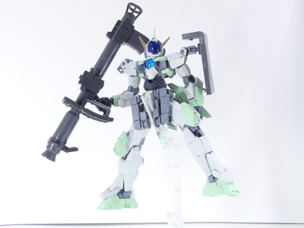 第82改「アルザスの武装講座:バズーカ」バズーカの弾は、まだある・・・!~バー・「アルケミスト」。「第七機甲師団」副長・クルトさんと~あら、今日は珍しい客。あ、うん・・・でも。ちょっとあたし、やっぱり「G-Tube」は自信ないんだけど。配信前で言うのもあれなんだけれど(しかも本当は機密)・・・「ガンプラの武装、その種別について講座せよ」とかいう運営の指示。せっかくだから、ちょっと聞いてみてもらえる?・・・バズーカは、主に実体弾を射出する大型の砲撃武器。時々「ビームバズーカ」って言うのもあるけど、それらは基本的に小型MSの得物。マシンガンとは比べものにならない大型の弾を撃ち出すから弾速は遅いけれど、その分多大な効果が期待できるわね。装甲の薄いガンプラなら一撃かも。その代わり総弾数は少なめ。弾切れしたらデッドウエイトよ。レンジとしては中距離から遠距離。射撃戦ガンプラに付けてあげるとよし・・・・・・さすが、と。まぁ、武装経験だけは豊富よね、あたし・・・・・・ところで、「第七機甲師団」は今、どう?ロンメル隊長は相変わらず行方不明?・・・でも、大丈夫そうな顔ね。あなたみたいなしっかりした人がいると、やっぱりフォースの団結力も違うでしょ(自分のぼっちフォースを棚に上げながら)。あと、あたしも最近持ったのよ?・・・リアルで障害のあるダイバーさんの友達。