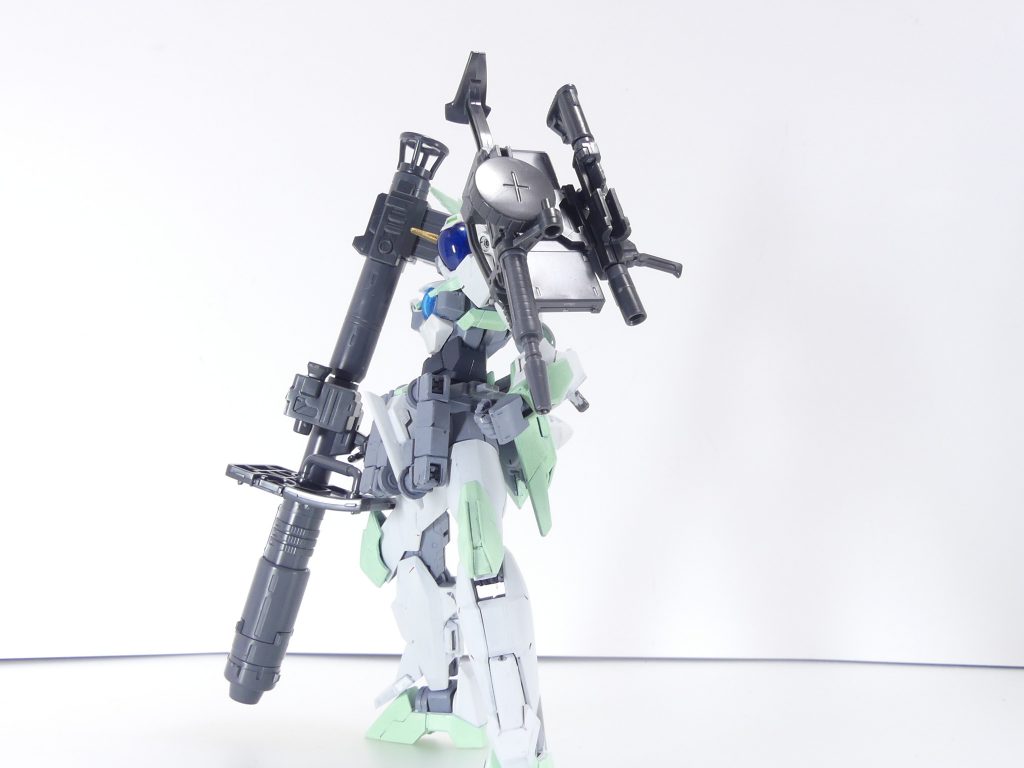 システムウェポンキット001のザク・マシンガンを懸架可能(二丁まで)。