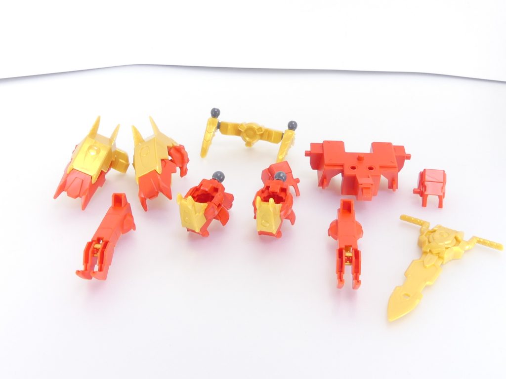 ・バックパックパーツ（バックパック中央部分、可動式ガンホーン、ＧＮアームガンクロー兼肩アーマー×２）・アヴァランチヴァルキランダー腕装甲パーツ・アヴァランチヴァルキランダー足装甲パーツ（装甲、ＧＮレッグガンクロー）・ガンドラゴン用ベースパーツ・ＧＮジャマダハルまた、こちらには映っていませんが、３ミリ軸→ＬＧＢＢ・ＳＤＥＸの手首ボールへの変換パーツ、３ミリ軸→ＨＧ・三国創傑伝の手首ボールへの変換パーツが各一個付属。下記しますがアームガンクロー用です。