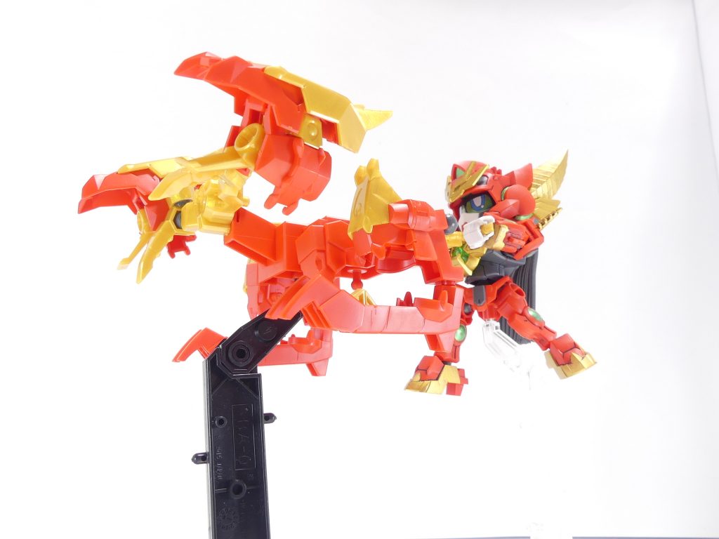 ＧＮレックスバスター：最終ミッションに向けてパルヴィーズが開発した装甲は、合体させることで大型粒子砲として機能する。この際胸部のダゴンズ・ジョーは展開、最大出力の一撃を放つ。※なお、「アヴァランチレックスバスター」はこれを使って放つ技の名前のようでパルヴィーズはそちらでコールしているそれは、彼の尊敬するあるダイバーの必殺武器を想起させるものであった。エルドラの月での攻防戦でその姿を見せたが、敵の膨大な力の前にはなすすべなく･･･※追記※元ネタは「ガンドランダー」に登場した鬼龍破砕砲・レックスバスター。元ネタでは５人で使用していた。正義の心を持つものしか使用できない。また、エクスヴァルキランダーでも引き続き使用可能だったりエルドラの月に向かうための大気圏脱出時には遠隔操作で発射し勢いをつけた。なお最終回の「ツインメテオキャノン」の由来はガンドラメモリアルブックを見ても未だ解っていない･･･メテオって時点でちょっとガンドラっぽいけど。全パーツを合体させるとレックスバスターに。ちょっと脚部の接続は緩いかも（Ｄ字型の棒）。底面にはジョイントパーツ２つとスタンド用の３ミリ穴。写真のように宇宙空間でレックスバスターを撃ち放つポーズを取るにはベースを二個用意。