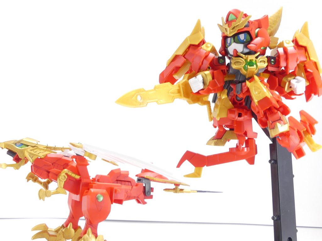 アヴァランチヴァルキランダー：エルドラの月におけるミッションでパルヴィーズがビルドしたヴァルキランダーの強化形態。主に宇宙戦に特化しており、多彩な武装で攻め立てる。スカーレットガンドラゴン：アヴァランチヴァルキランダーの余剰パーツとなってしまうベースパーツと竜合身モードの各武装は組み上げることでＳＦＳとして機能。※追記※ガシャポンで出ていたガンドランダーとしては「本体+ガンドラゴン」が合体してドラゴンフュージョンとなるのでこちらが正規と言えば正規ヒロトのコアガンダムと各種アーマーのコンビネーションを踏まえたものであろう。パルヴィーズにそこまでのスキルは無いため同時攻撃は無理そうではあるが。なお、エルドラの月での戦闘で、ミッション失敗後の大気圏突入時には本パーツを再びまとい、ヴァルキランダーをガンドラゴンモードに変形させることでモビルドールメイの窮地を救っていた。･･･「レックスバスターを撃っている間のガンドラゴンパーツ何処行った」感はあります。足アーマーは前後から挟み込み、腕アーマーはヴァルキの前腕のスリット（ガンドラゴン脚部を接続するところ）に接続。