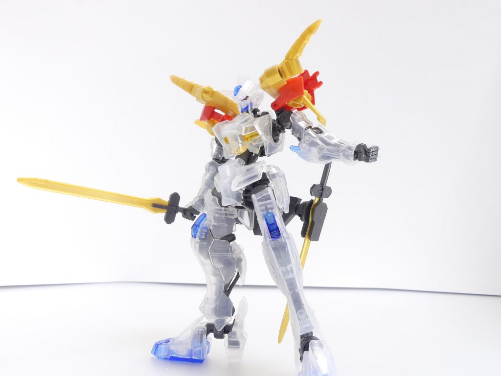 Ｃジョイント：主に「３０ＭＭ」で使用されている、Ｃ型のジョイントパーツ（太さはバリエーションあり）。取り付け・取り外しがしやすい一軸関節。武装キットで言うならスカルウェポン（無印42）やパワードアームズパワーダー（無印34）のアームパーツ。ガンプラで言うなら･･･「鉄血」関係であろうか。最初に。今回、ＳＤ用パーツであるからなのかそれともパル君が新しもの好きだからか、一部装甲の接続にＣジョイントが用いられているのが特徴。具体的には肩アーマーのアームガンクローです。これにより、肩アーマーとの接続位置を二箇所から選択できます。ガンダム・フレームにも付けられたり。