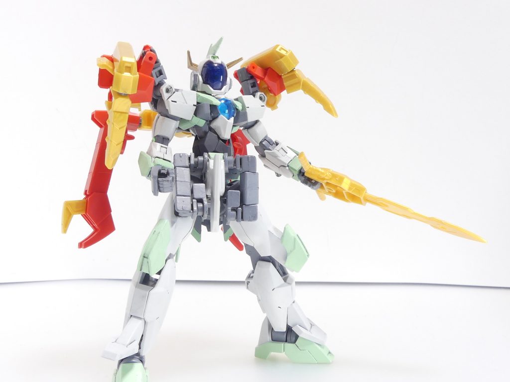 ＧＮレッグガンクロー：アヴァランチエクシアダッシュを思わせる脚部アーマーは収納・展開、クローの展開が可能。ＧＮジャマダハル：アヴァランチ形態での主装備となる宝剣。高い切断力を持つほか、先端からは粒子ビームを射撃できる。とりあえず肩とバックパックに付けて。バックパックはヴァルキと同じＡＧＰ２穴接続なのですが･･･ＨＧ相手だとなんだか緩め？ジャマダハルは左右に持ち手を持つほか、中央はＨＧの手に持たせられます。ヴァルキに持たせたい場合はアヴァランチ腕装甲をかませて。あと塗装はしんどそう。