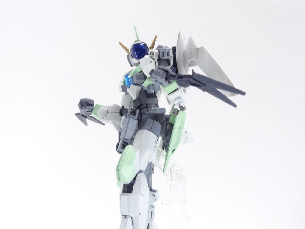 フィンザンバー:展開式のブレード装備。通常は逆手持ちで装備し、流れるような攻撃が可能。普通の長方形軸なので手甲パーツを外すことはありません。なお、バックパックへの装備はスリット式でちょっと特殊。加工や改造は気をつけて。