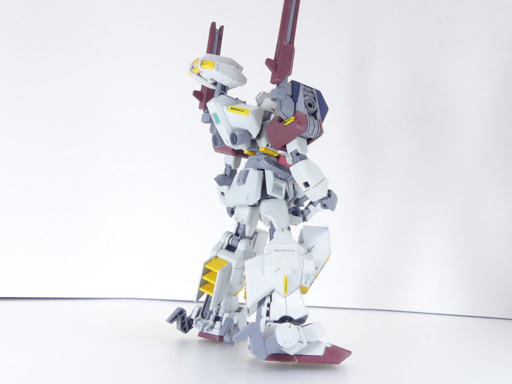 後ろから。素体はＫＰＳヘイズル+プリムローズ。そこにハイゼンスレイＩＩの肩と胸部を移植、腹と腰をレオパルド・ダ・ヴィンチから持ってきています。腿はコアガンダムから移植して横ロール可能に。膝のＰＣ接続穴にランナーを通して関節化。ちなみにハイゼンスレイＩＩの肩、あの大きさながらヘイズルの肩基部パーツがすっぽり入って良い感じ。おかげでいろいろと時間を短縮できた気がします。脚部についてはアドバンスドのブーストポッドが見当たらなかったのでオリジナルの仕様にしました。蹴爪とスラスターを追加。なお、現在プレバンで好評受注中のハイゼンスレイＩも腿の横ロール追加などで「最終形態」にふさわしい出来になっているそうです。