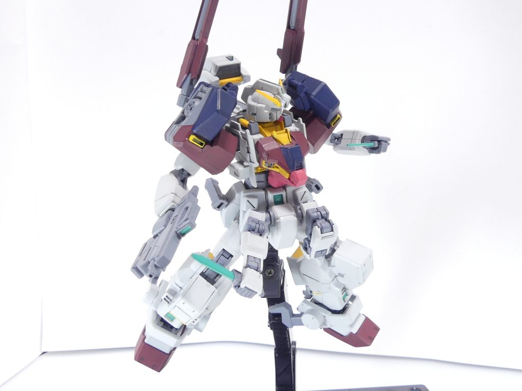 シグルコンバットナイフ：接近戦用の武装であるシグルブレイドを小型化した物。ビーム・サーベルもオプションで装備可能。サブアーム：元機体と同様にウーンドウォートの腕部を転用。コンバットナイフによる近接防御などを担う。メガ粒子砲：肩に装備。ハイゼンＩＩのキットのままでは直接前に向けられない（肩ごと向けるしかない）が･･･「これがハイゼンスレイのアイデンティティ」と付けたもの。当然威力は高い。コンバットナイフは量産型ジオニックソードから。サブアームはウーンドウォートから。原典のハイゼンスレイＩでは中央ユニットがウーンドウォートの胴体部と同形状の設定。今回はヘイズルのままとし、フルドドを装備可能にしました。