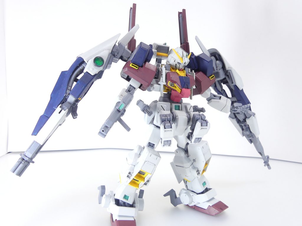 強襲形態：両肩にコンポジット・マルチシールドブースターを装備した本機の通常形態とも呼べる存在。シールドブースター二基を利用した加速力は一般のガンプラを凌駕する。コンポジット・シールド・ブースターを２個両肩に付けて。右肩側（Ｒ）はＧＮネイキッド・フルボディ（無印#05)におけるフルボディブースターの装備から転用（そのためコンデンサーが付いたまま）。左肩側（Ｌ）はハイゼンスレイＩＩ･･･すなわちウーンドウォート系のキットそのまま。双方メガ粒子砲部分を３ミリ穴化しています。