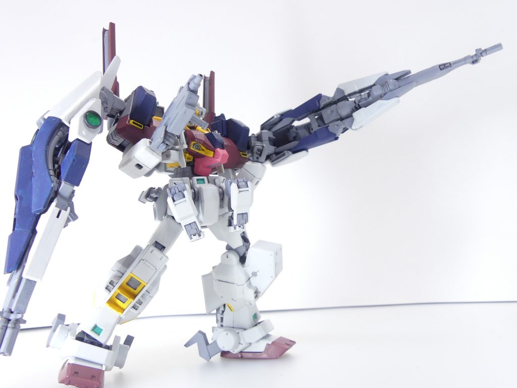 コンポジット・マルチシールドブースター（Ｌ）＆ライフルユニット：オリジナルの機能を残したシールドブースター。先端にはロングレンジ・ビーム・ライフルを装備。外した基部はメガ粒子砲となる。先端ユニットはそれぞれシステムウェポンキットから。