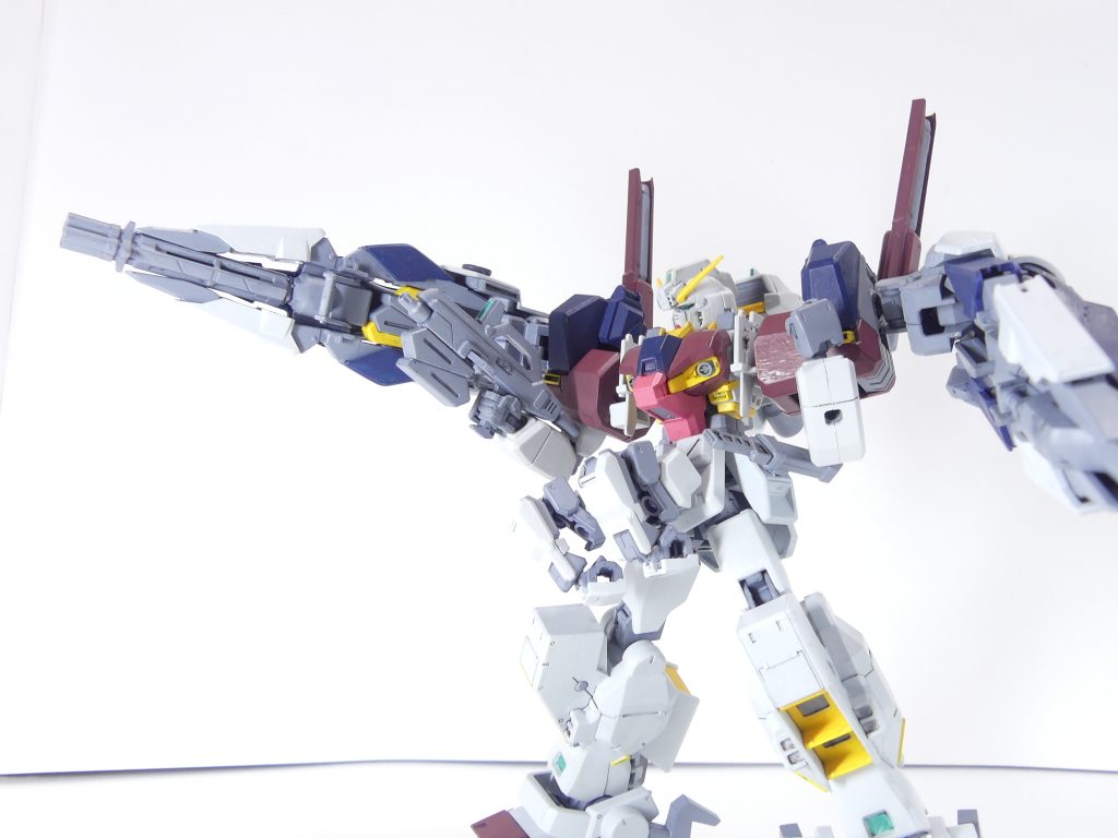 コンポジット・マルチシールドブースター（Ｒ）＆ガトリングユニット：かつてフルボディ装備で使用した物を転用。その副産物として、短時間ならＧＮフィールドを張れるようになった。先端はビーム・ガトリング。クローへは変形できない。ライフル用のＥパックも装備。塗装についても改めてフルボディ時から塗り直しています。Ｅパックはヘイズルの腰に付いているものに軸を足したのみ。