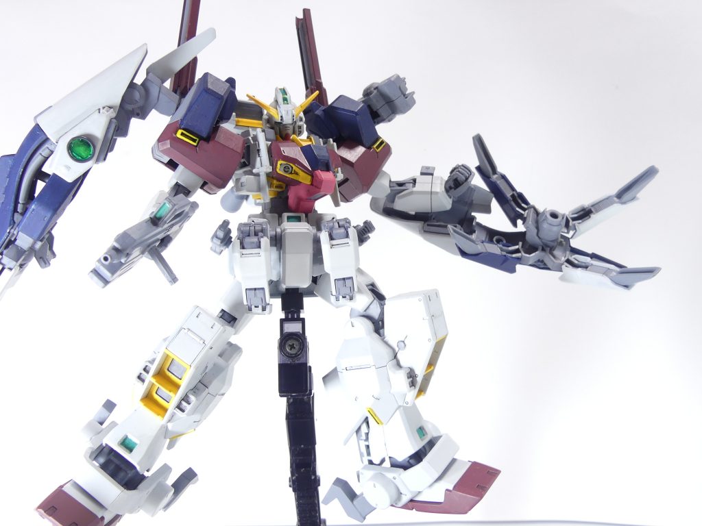 クローはナノラミネートされており、見た目よりも威力のある攻撃ができます。