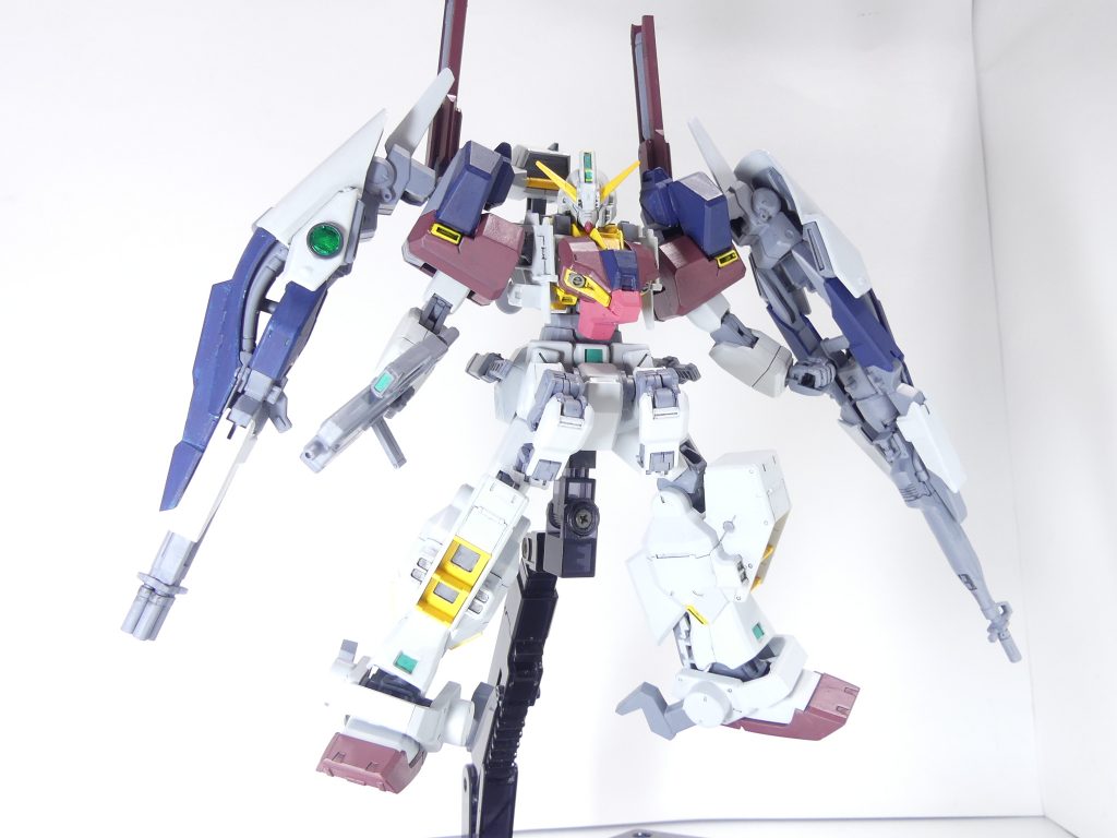 第85改「ロゼの王」ロゼの王。それは、シュナイデを４回驚かせるためのガンプラー～ＧＢＮ内・「アルケミスト」フォースネスト近く～やっと、出来たわ。あたしのマテウス。プリムローズ付きのヘイズル（かんしゃくを起こして壊した、特別出張版参照）をベースに極限まで鍛えた、あたしの「味」。あたしの最高傑作、最強最後のガンプラ。･･･って言うと、あたし･･･もうＧＢＮ、やめちゃう感じよね？確かに、「武装のテスト」という目的は既に達成しつつある。ＧＢＮ内で新たな武装が「生まれる」事はごく稀になったわ。でも、それ以上に･･･あたしは、この世界でやることを見つけたの。キルシュたちと出会って、シュナイデとも会って･･･改めて、そう思ったわ。世界は、広い！広いからこそ、楽しめるものがあるって事。純粋バトル用に鍛えたこのマテウスで、見つけてみるつもり。それだからこその最強最後･･･あたしの決定版を、あいつにたたき込んでやる。マテウスは、あんたを４回驚かせるんだから･･･ね？