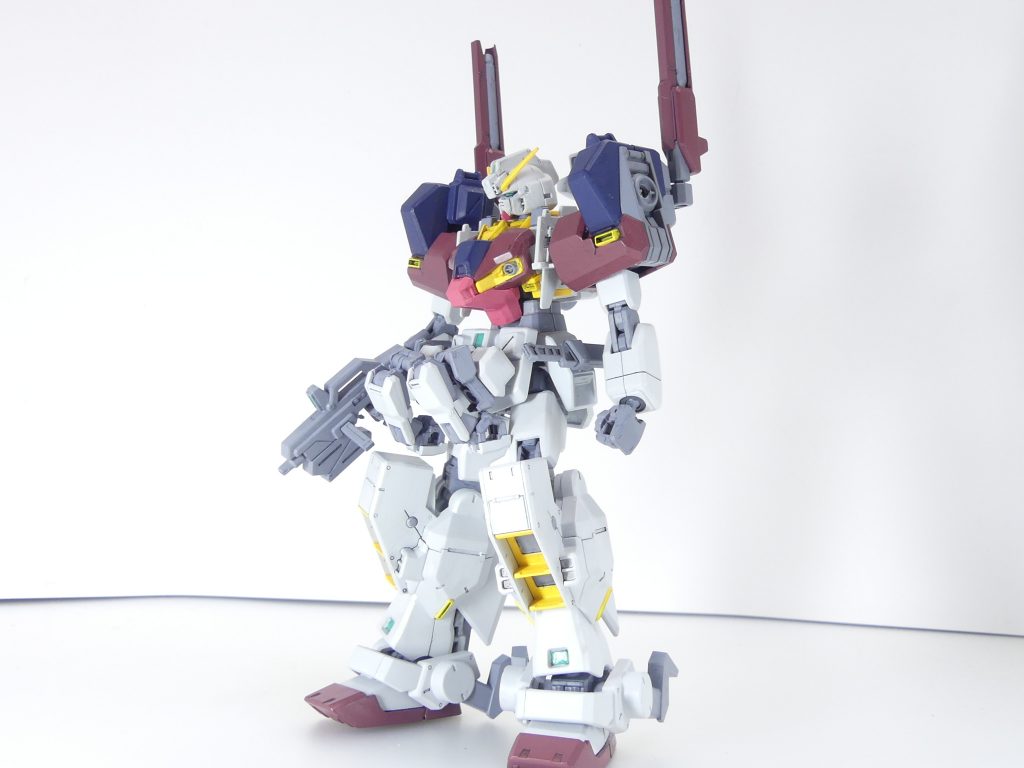 【ガンプラデータ】ベース：HGUC ガンダムＴＲ－１【ヘイズル】（ＫＰＳ版）HGUC 緊急脱出ポッド【プリムローズ】HGUC ガンダムＴＲ－６【ハイゼンスレイＩＩ】　など･･･と言うことで、さんざん前振りした挙げ句のマテウスです。アルザス最強最後のガンプラ。それにふさわしい多くの「武装」を持ちます。「最強最後」を連呼していると本連載の終了も近いという感じになってきますが･･･それらの理由については後編となる【マテウス】アドバンスド装備で。今回は小説パートとの兼ね合い、武装が多すぎることから１６枚で伝えられないという理由もあって２改（２日）連続投稿となります。最後までお付き合いください。前回までのあらすじ。ハイゼンスレイＩＩをなんとか購入したものの、自分の手で扱えるような大きさではなく。武装もまともに持たせられないという。元々やりたかったハイゼンスレイＩ･･･ヘイズル最終形態を（一部ガンプラバトル向けアップデートも含め）作っていたらハイゼンスレイＩのプレバン発売発表･･･こういったこともあり、「アルザスなりのベスト」を目指して製作です。