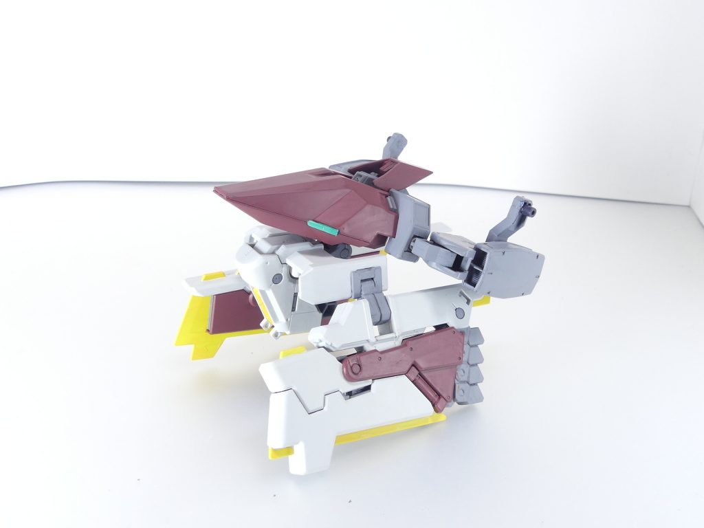 Gパーツ【アドバンスド・フルドド】：ハイゼンスレイIIのブーストポッドとフルドドが合体した支援機。予備コックピットを持ち、有事の際には単体で攻撃を行うことも可能。拡散メガ粒子砲、ビーム・サーベル内蔵クローなど、基本武装はフルドドと変わらず。さらに、ブーストポッド側に増設されたアームに、出所不明･･･もとい、エルドラの民の「思い」で形成された武装を懸架する。マテウス本体作成時に余った肩関節をブーストポッドに接続。先端にヴィートルーウェポンズのホバーユニットとアームを追加。フルドド部分は塗装以外はキットのままです。