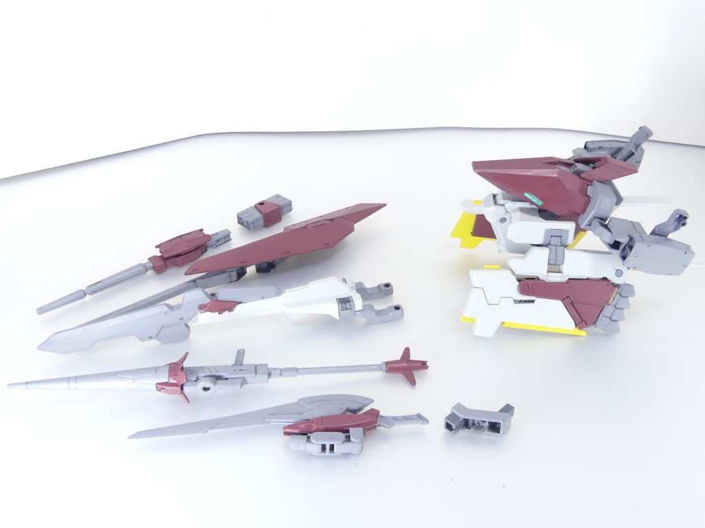 フルドドの装備：オリジナルのハイゼンスレイIでは不可能だったフルドドの腰への接続。第一形態のフルドドはテストの意味合いもあってかスラスターの左右出力が一定しておらず、アンバランスな挙動を取ることが可能であった。アルザスは、これをシュナイデ戦におけるメイン対策･･･突撃の回避に利用した。アドバンスド・フルドドはさらにナノラミネートエッジ（スタビライザー部分+MSオプションセット６のブレードユニット）を装備可能。ちなみにマテウスへの接続時はジョイントを切り替えます。アームの先には、これまでアルザスがテストしてきた出所不明もとい「エルドラ武装」をマウント（勿論他の武装も可能）。要はマーズフォー・ヴィートルー・インジャスティス・ゼルトザームの各ウェポンズ・アームズです。各ページからどうぞ。「リライズ」武装を結集した大将軍的な感じも狙っていたり。