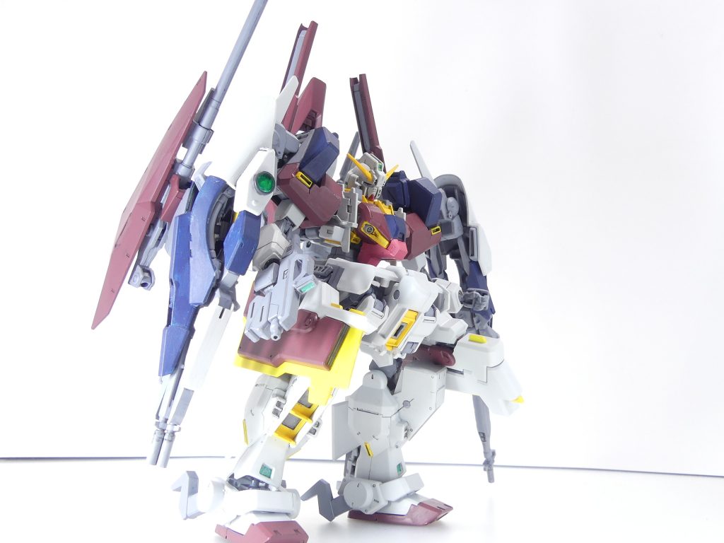 【ハイゼンスレイ・マテウス】アドバンスド装備：腰と背部ブーストポッドにアドバンスド・フルドドを装備した重装形態。一見すると鈍重に見える機体は、機動性と武装の塊である。追加パーツの装備により、一機で多数の敵とも渡り合う領域支配（エリア・ドミナンス）機となった。前から。背部武装はシュナイデ戦を想定した感じに･･･また、プリムローズのジョイント（ウインチキャノンを装備するところ）はスラッシュブレイドをマウント。接続アームはここのみ３０MMからオプションパーツセットのアームを使用。