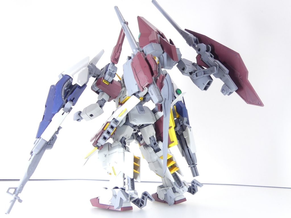 後ろから。これに加え、オプションでシールドマウントを介してナノラミネートエッジを装備。ブーストポッド左右は必要に応じて切り離します。