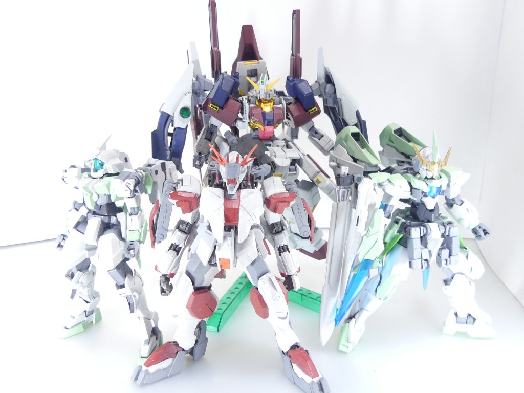 アルザスの未来：「武装テスター」であり、それをGBN内での「生きがい」にしてきた（勿論酒もね）アルザス。IBA武装テスト、そしてキルシュ達、エルドラ武装との出会い（そしてGBN内での武装テスト頻度の減少）は、彼女を新たな道へと誘おうとしていた。「武装アドバイザー」。GBN内で戦いながら、主に初心者ダイバーを導いていくのが、おそらく新たな彼女の役目になるのだろう。アルザス機４機。あなたはどれが好きですか。【次回予告予定】前編に書いたように新作武装キットは２ヶ月お休みです。自身の作品についてもマテウスで全て出し切った感があり･･･しばらくはないでしょう。と、なると･･･残るはHGBC編。