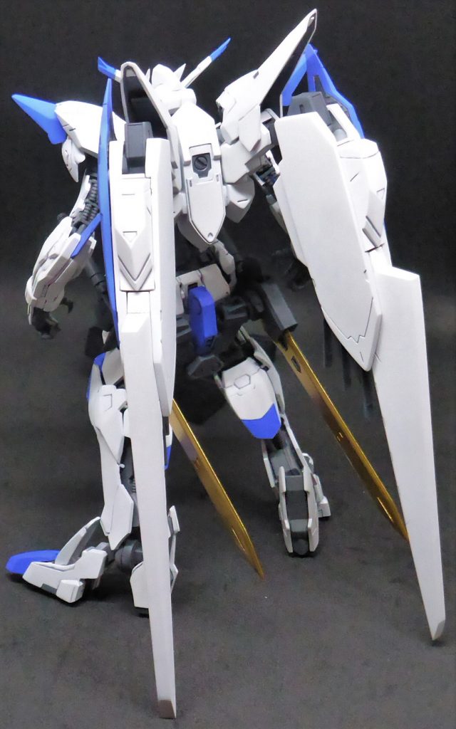 １/１００の羽なので巨大過ぎてスタンド代わりになってます