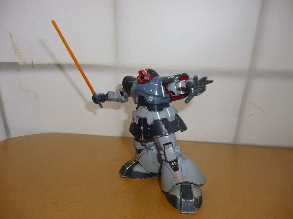 ヒートサーベル装備です。
先ほども述べた08小隊に登場するドムがカレンの陸戦型ガンダム(ジム頭)を攻撃しようとしていたとき、サーベルがオレンジに発光していたのが非常に印象的だったので、旧キットの局地戦闘型ドムに付属していたモノを塗装して持たせてみました。