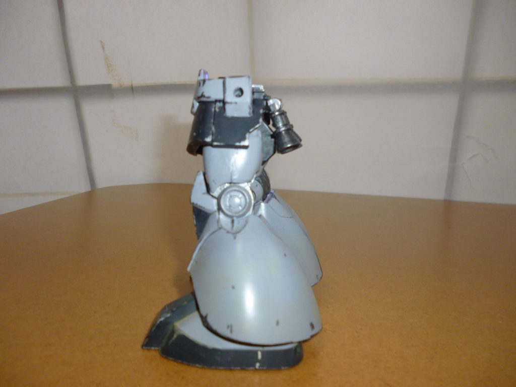 ラッチ取り付け穴です。
キットのパーツにピンバイスとヤスリで穴を開け、内部にポリキャップを仕込んであります。
また、バンダイにパーツを注文してもう1そろい用意し、ノーマルなサイドアーマーも再現できるようにしました。