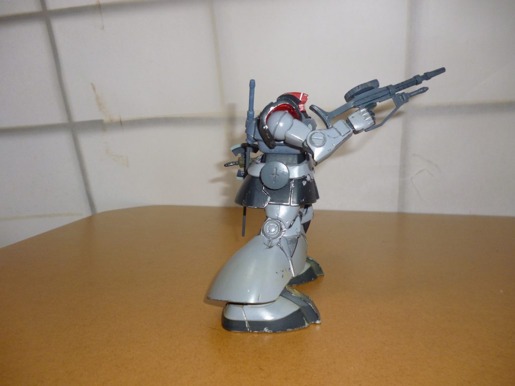 予備弾倉です。
大柄なドムに装備させると、少々小さく見えますね(笑)。