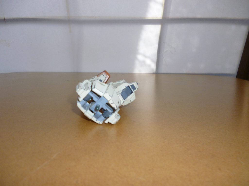 膝裏です。そのまま組むとスカスカなので、スジボリを入れたプラ板を挟んでディテールアップしてみました。