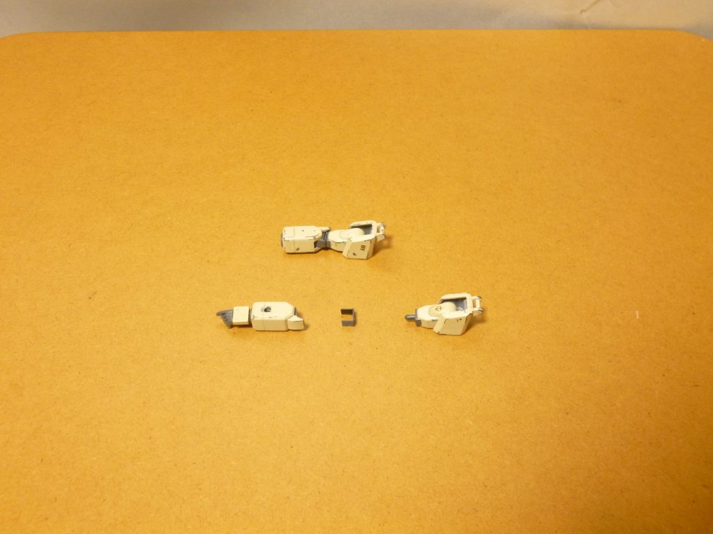 肘関節です。以前投稿した陸戦型ザク同様、ポリキャップが丸見えなので、プラ板で関節カバーを作りました。