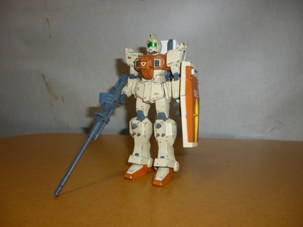 ・陸戦型ジム(イエヴァ・ハルコネン少尉機)2番機。狙撃や支援射撃を得意とする毒舌女性パイロット、ハルコネン少尉の機体。各種武装を運搬できるようウェポンコンテナを装備し、180mmキャノンを使用している。また、シールドは陸戦用のショートタイプではなく、ノーマルタイプを使用していた。さて、こちらは少々装備品を変更してみました。