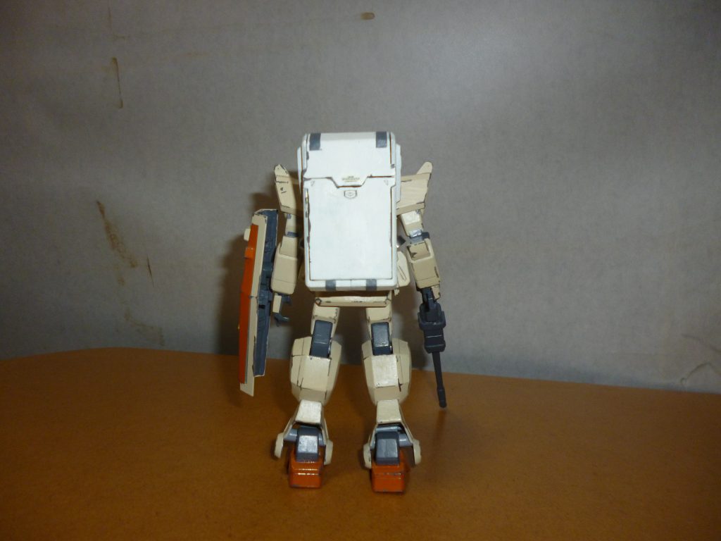 リアビューです。ウェポンコンテナと180mmキャノンは旧HGの陸戦型ガンダムから、シールドはHGUCのジムから流用しました。
