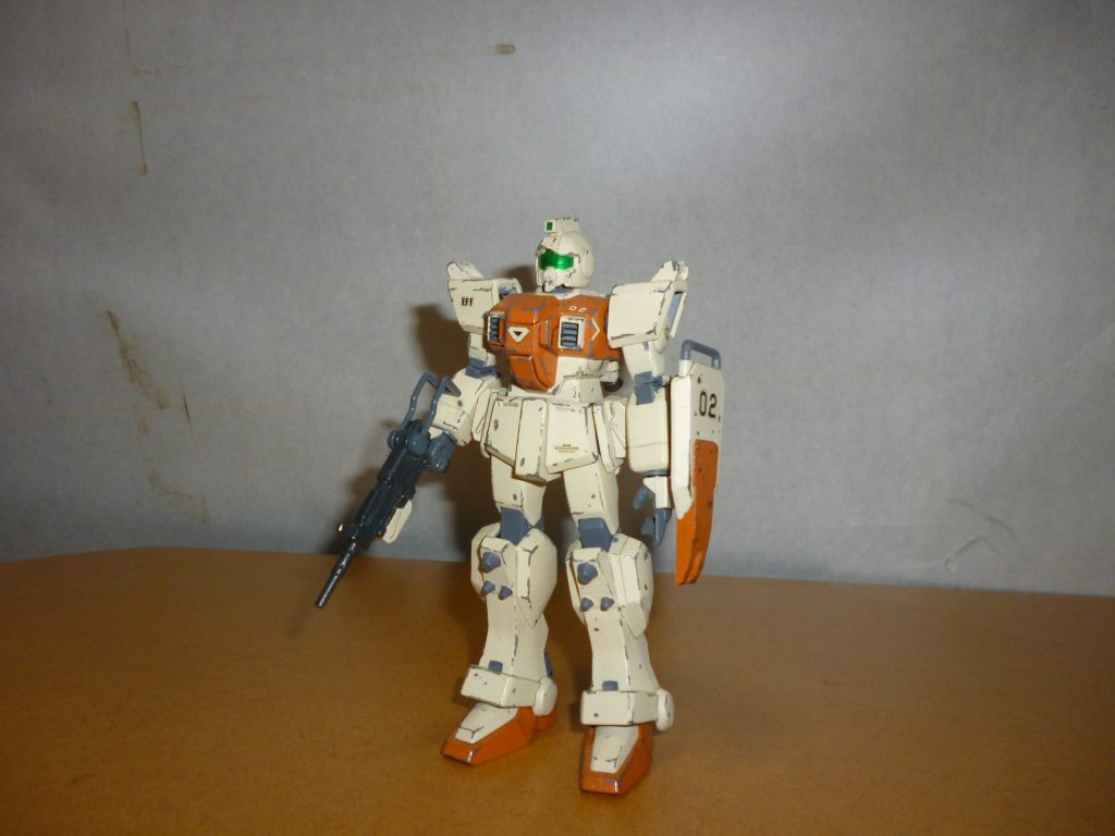 ・陸戦型ジム(カケル・クロサワ中尉機)隊長機。これといった改良や特殊な武装は装備していないが、パイロットであるクロサワ中尉は格闘戦や一撃離脱戦法を得意としていたため、100mmマシンガンとビームサーベルがあれば十分だったようだ。というわけで、まずはノーマルな仕様の陸戦型ジムです。