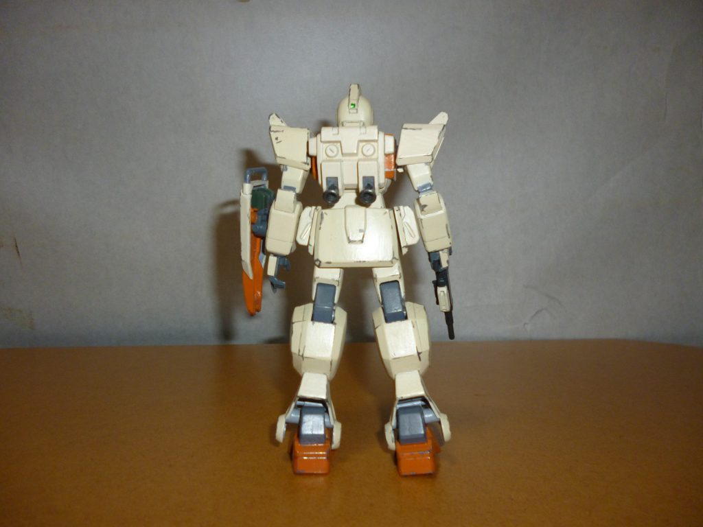 リアビューです。ちなみに塗装はサンディブラウンとツヤ消し白を混ぜた色に、オレンジとミドルストーンを混ぜた色のツートンです。関節部や膝のスパイクなどは、ニュートラルグレーにツヤ消し黒を混ぜた色です。これに、黒鉄色で軽くウェザリングを施しました。