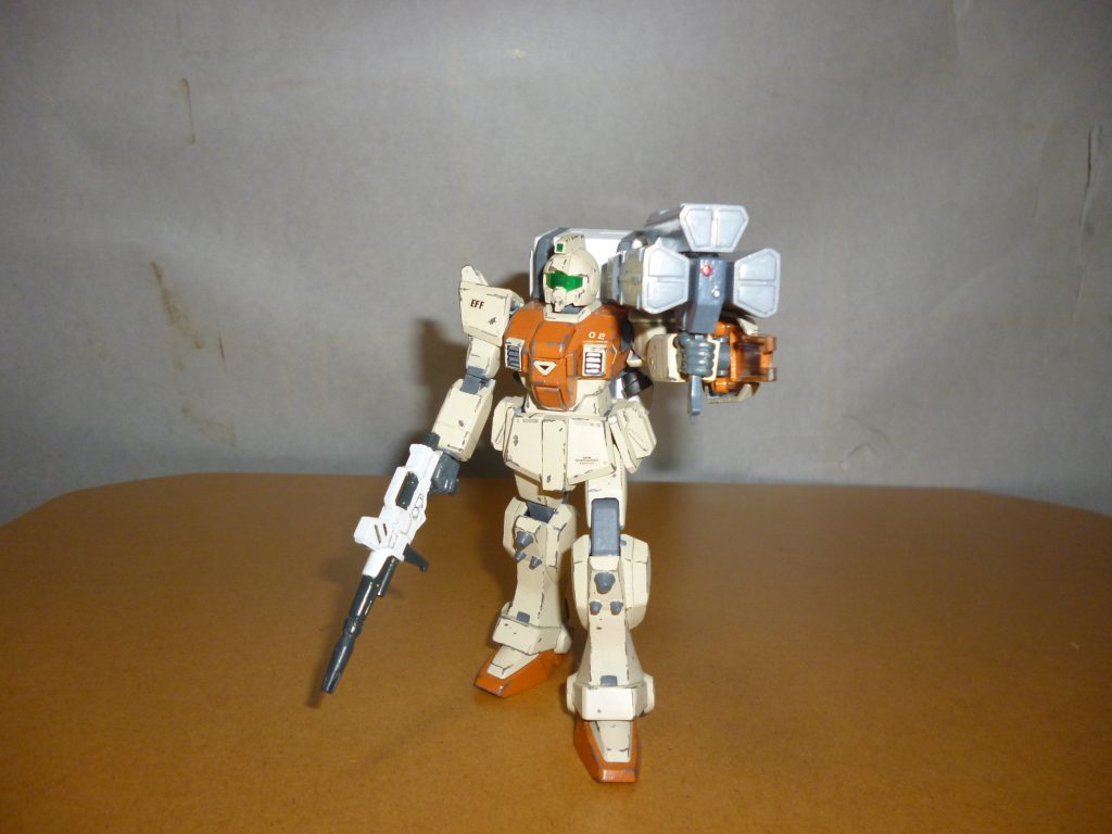 ビームライフル&ミサイルランチャー装備です。ビームライフルは完全なモナカ構造で可動もありませんが、造形はバッチリです。そしてミサイルランチャーですが、なんとこちらはグリップのパーツがかなり大きく可動します!おかげで、自然なポーズで肩に担がせることができました。ところで、陸戦型ジムってビームライフル装備できるのでしょうか?アニメ本編だと装備していた機体もいましたが、設定資料などを読んでみるとジェネレーター出力の関係で撃てなかったという話も聞きますし、そのあたりどうなっているんでしょうね?