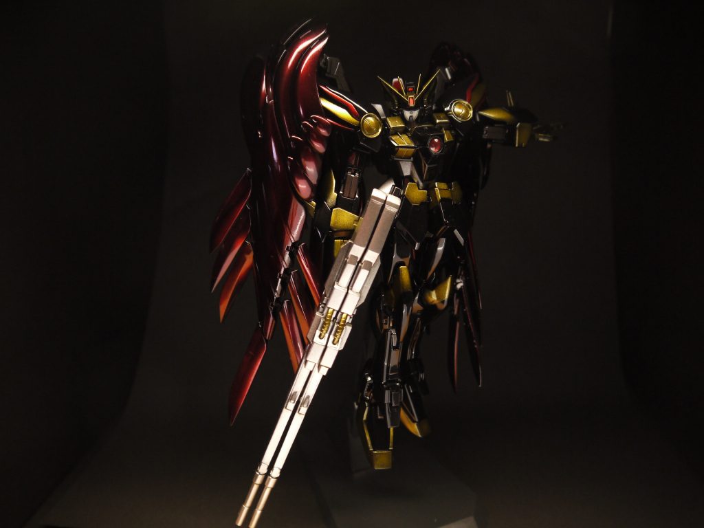 **「二つのゼロが勝利への鍵だ!」**
ちなみにライフルの握り手は「1/100 レジェンドガンダム」のモノを流用、平手はビルダーズパーツHDを使用してます。
標準のハンドパーツではライフルの保持は、ほぼ不可能!
古いキットだし、これも仕方ないかな(笑)