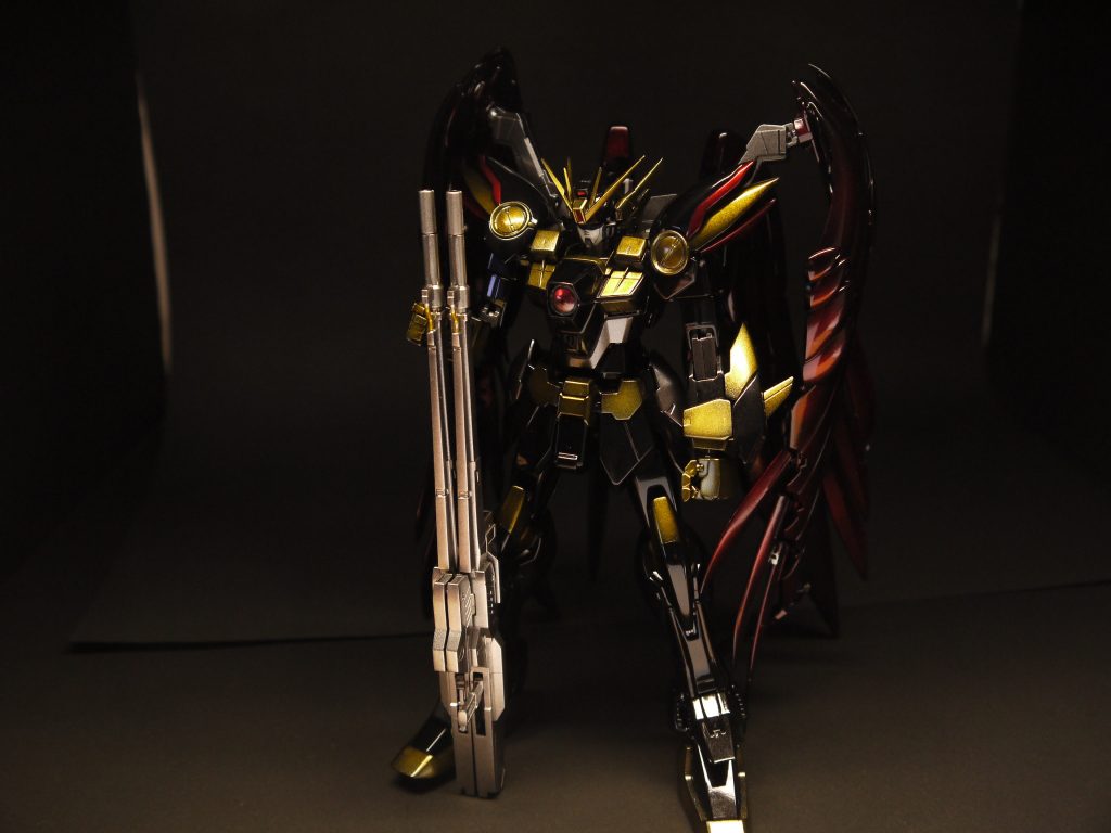 全身光沢塗装で仕上げてあります。
ツヤとグラデーションがいい感じになったと思います♪
ウィングや肩の赤は設定では赤紫っぽいんですが、私の好みで赤にしました。
血塗られたような印象で、かなり気に入ってます。
ただ、ウィングの先端の羽部分はゴム製で、よく見れば分かりますが塗装が剥がれて白い部分が見えてるところがチラホラ(笑)
16年前のキットだし、仕方ないか・・・。