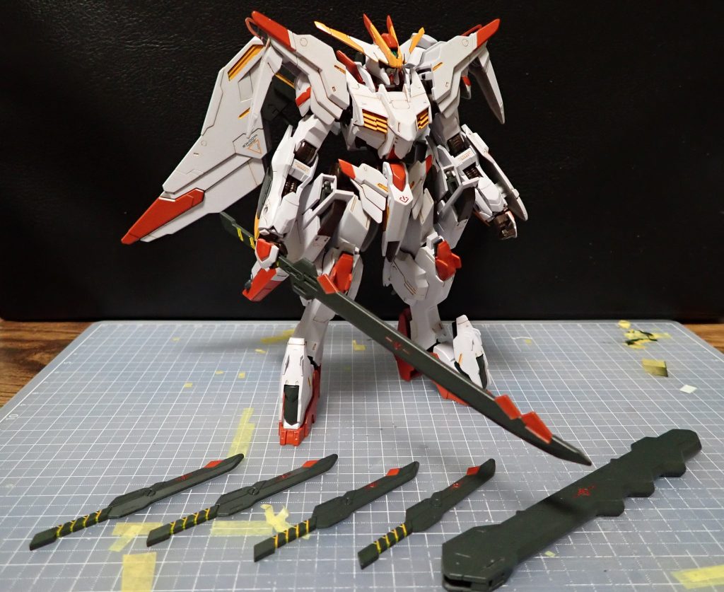 塗り分けが非常に多く大変ですが、色が入ると全体が引き締まってとてもかっこいいです。